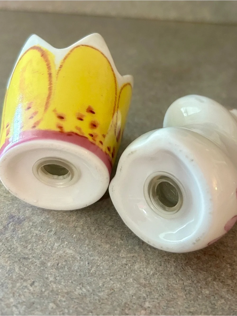 White Ceramic Frog Salt Shaker with Yellow flower pepper Shaker